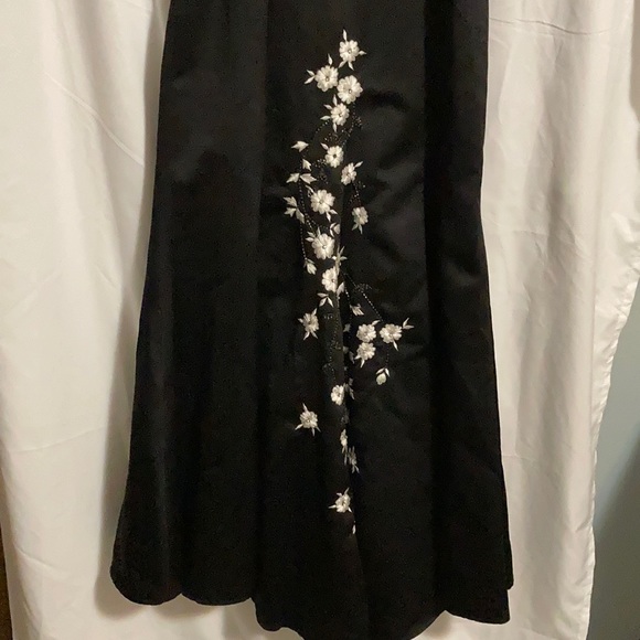 Women’s Elegant Gown - Picture 6 of 13